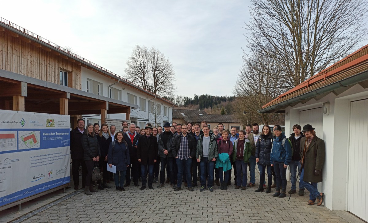 Die Exkursionsteilnehmer beim Haus der Begegnung in Kirchanschöring (M. Spranger, 2020)